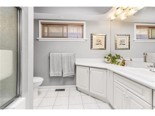 6235 Brookfield Avenue, Niagara Falls, ON - Indoor Photo Showing Bathroom