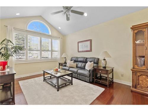 7712 Southwood Drive, Niagara Falls, ON - Indoor Photo Showing Living Room