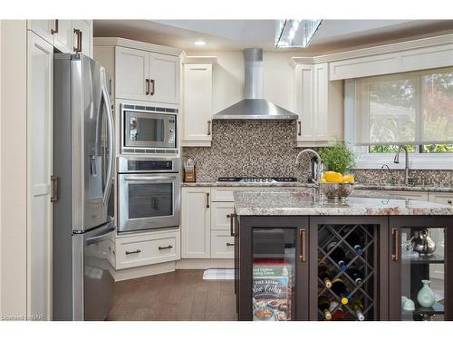 7712 Southwood Drive, Niagara Falls, ON - Indoor Photo Showing Kitchen With Stainless Steel Kitchen With Upgraded Kitchen