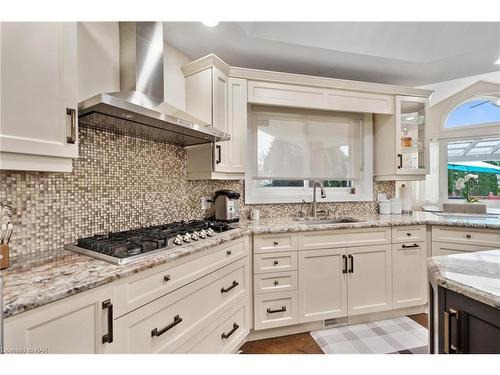 7712 Southwood Drive, Niagara Falls, ON - Indoor Photo Showing Kitchen With Upgraded Kitchen