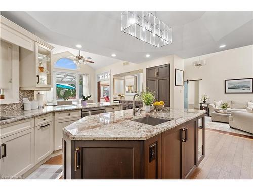 7712 Southwood Drive, Niagara Falls, ON - Indoor Photo Showing Kitchen With Upgraded Kitchen