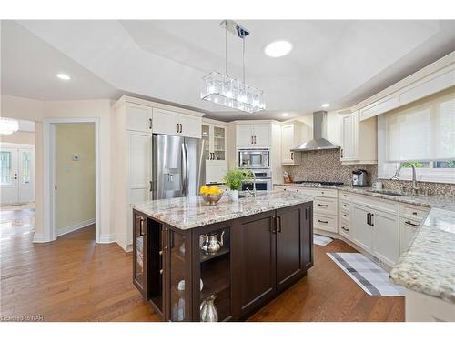 7712 Southwood Drive, Niagara Falls, ON - Indoor Photo Showing Kitchen With Upgraded Kitchen