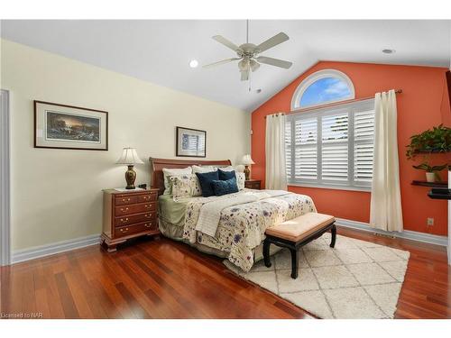 7712 Southwood Drive, Niagara Falls, ON - Indoor Photo Showing Bedroom