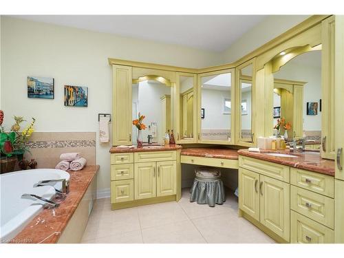 7712 Southwood Drive, Niagara Falls, ON - Indoor Photo Showing Bathroom