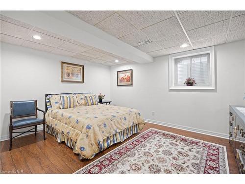 7712 Southwood Drive, Niagara Falls, ON - Indoor Photo Showing Bedroom