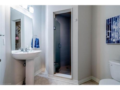 14 Ellis Avenue, St. Catharines, ON - Indoor Photo Showing Bathroom