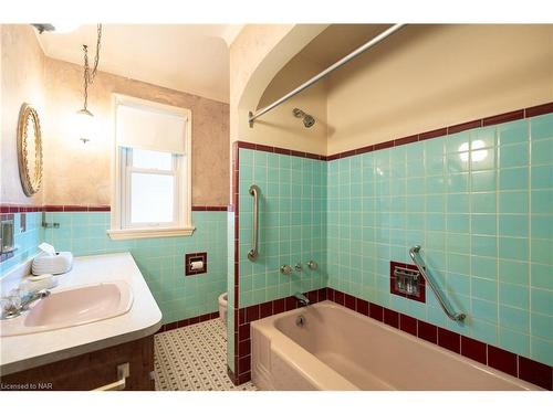 381 Niagara Street, St. Catharines, ON - Indoor Photo Showing Bedroom