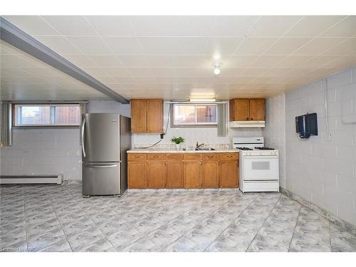 170 Iva Street, Welland, ON - Indoor Photo Showing Kitchen With Double Sink