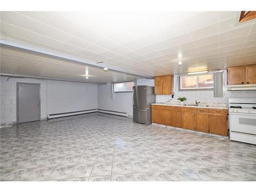 170 Iva Street, Welland, ON - Indoor Photo Showing Kitchen With Double Sink