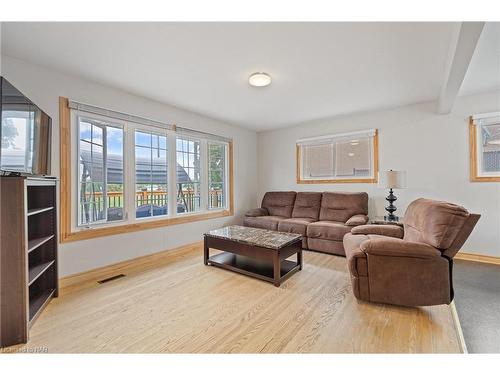 20 Parkhill Road, St. Catharines, ON - Indoor Photo Showing Living Room