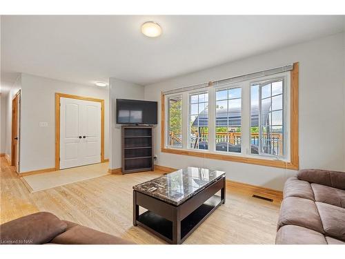 20 Parkhill Road, St. Catharines, ON - Indoor Photo Showing Living Room