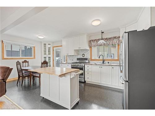 20 Parkhill Road, St. Catharines, ON - Indoor Photo Showing Kitchen