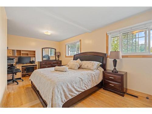 20 Parkhill Road, St. Catharines, ON - Indoor Photo Showing Bedroom