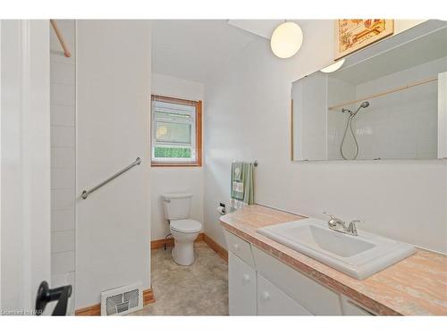 20 Parkhill Road, St. Catharines, ON - Indoor Photo Showing Bathroom