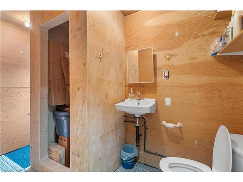 20 Parkhill Road, St. Catharines, ON - Indoor Photo Showing Bathroom