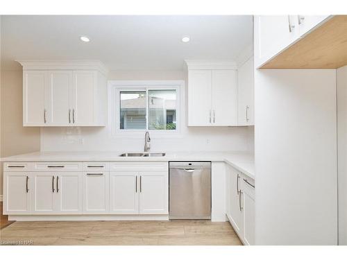 17 Kilkenny Drive, St. Catharines, ON - Indoor Photo Showing Kitchen With Double Sink