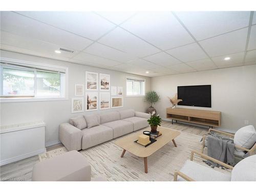 17 Kilkenny Drive, St. Catharines, ON - Indoor Photo Showing Living Room