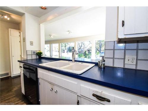 105 Glenwood Avenue, St. Catharines, ON - Indoor Photo Showing Kitchen With Double Sink