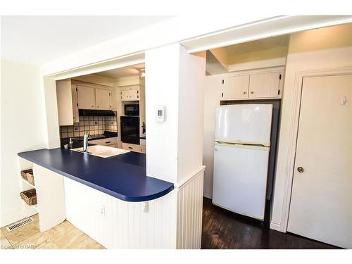 105 Glenwood Avenue, St. Catharines, ON - Indoor Photo Showing Kitchen