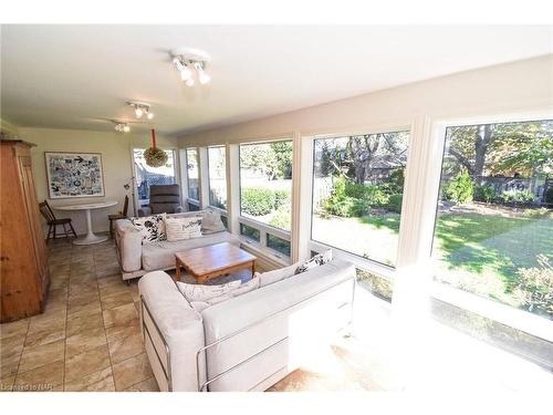 105 Glenwood Avenue, St. Catharines, ON - Indoor Photo Showing Living Room