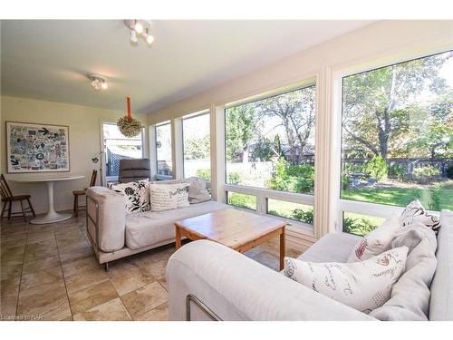 105 Glenwood Avenue, St. Catharines, ON - Indoor Photo Showing Living Room