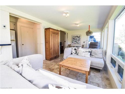 105 Glenwood Avenue, St. Catharines, ON - Indoor Photo Showing Living Room