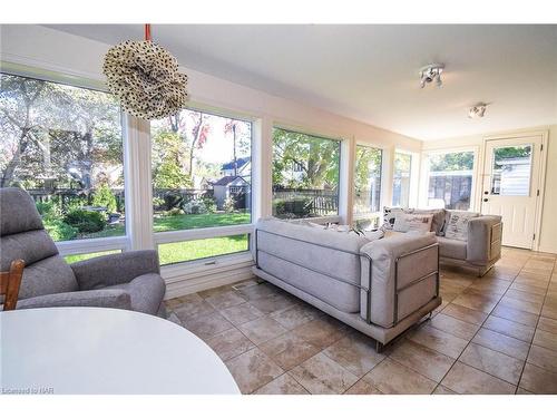 105 Glenwood Avenue, St. Catharines, ON - Indoor Photo Showing Living Room