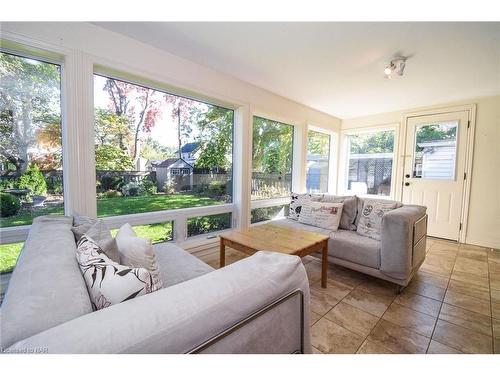 105 Glenwood Avenue, St. Catharines, ON - Indoor Photo Showing Living Room