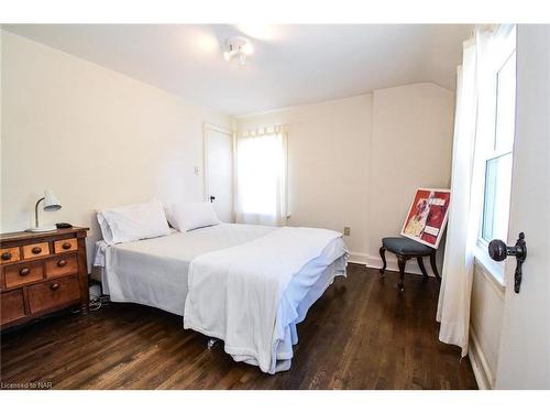 105 Glenwood Avenue, St. Catharines, ON - Indoor Photo Showing Bedroom