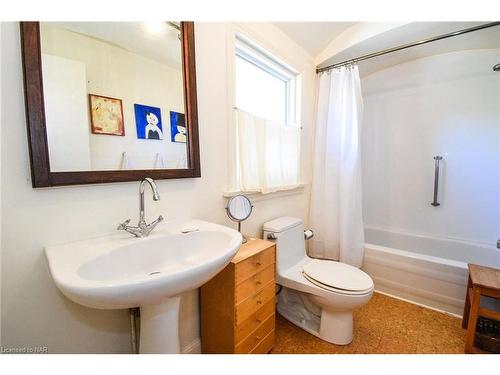 105 Glenwood Avenue, St. Catharines, ON - Indoor Photo Showing Bathroom