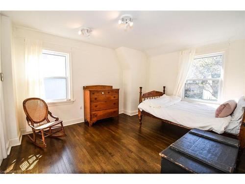 105 Glenwood Avenue, St. Catharines, ON - Indoor Photo Showing Bedroom