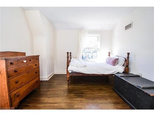 105 Glenwood Avenue, St. Catharines, ON - Indoor Photo Showing Bedroom