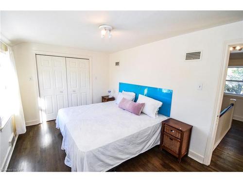 105 Glenwood Avenue, St. Catharines, ON - Indoor Photo Showing Bedroom