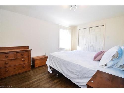 105 Glenwood Avenue, St. Catharines, ON - Indoor Photo Showing Bedroom