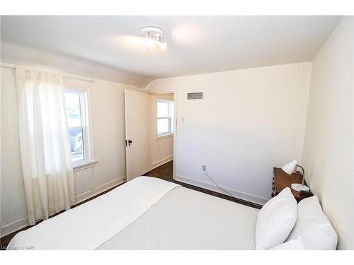 105 Glenwood Avenue, St. Catharines, ON - Indoor Photo Showing Bedroom