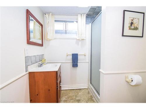 105 Glenwood Avenue, St. Catharines, ON - Indoor Photo Showing Bathroom