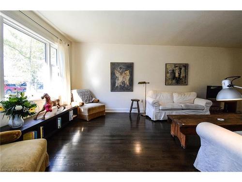 105 Glenwood Avenue, St. Catharines, ON - Indoor Photo Showing Living Room