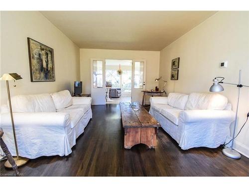 105 Glenwood Avenue, St. Catharines, ON - Indoor Photo Showing Living Room