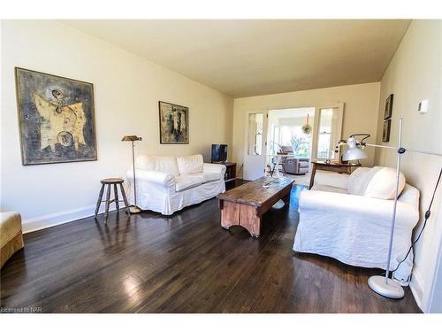 105 Glenwood Avenue, St. Catharines, ON - Indoor Photo Showing Living Room