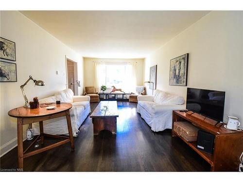 105 Glenwood Avenue, St. Catharines, ON - Indoor Photo Showing Living Room