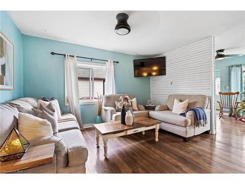 30 Radford Avenue, Fort Erie, ON - Indoor Photo Showing Living Room