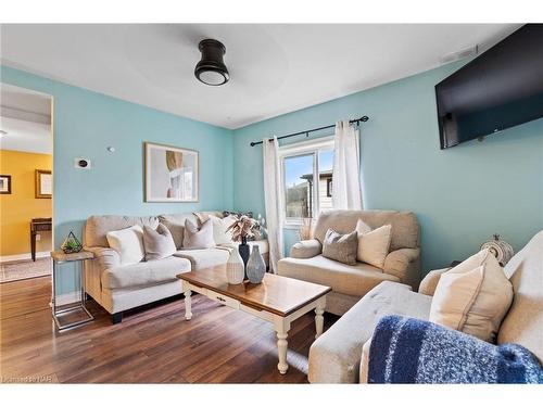 30 Radford Avenue, Fort Erie, ON - Indoor Photo Showing Living Room