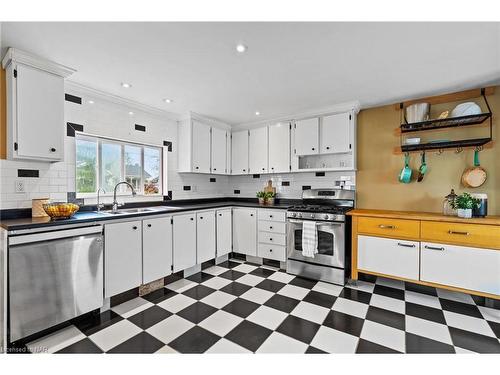 30 Radford Avenue, Fort Erie, ON - Indoor Photo Showing Kitchen With Stainless Steel Kitchen