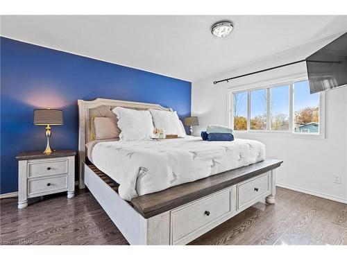 30 Radford Avenue, Fort Erie, ON - Indoor Photo Showing Bedroom