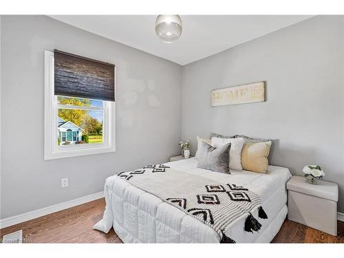 30 Radford Avenue, Fort Erie, ON - Indoor Photo Showing Bedroom