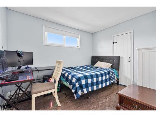 30 Radford Avenue, Fort Erie, ON - Indoor Photo Showing Bedroom