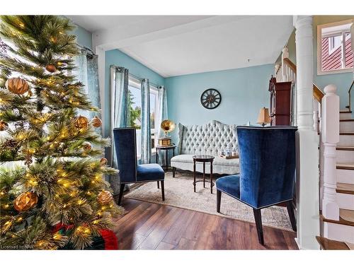 30 Radford Avenue, Fort Erie, ON - Indoor Photo Showing Living Room