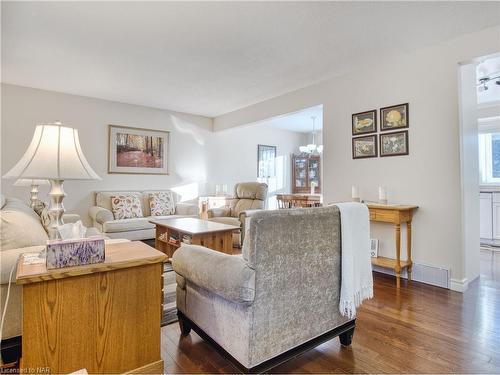 40 Longford Crescent, St. Catharines, ON - Indoor Photo Showing Living Room