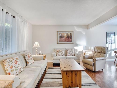 40 Longford Crescent, St. Catharines, ON - Indoor Photo Showing Living Room