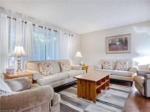 40 Longford Crescent, St. Catharines, ON - Indoor Photo Showing Living Room